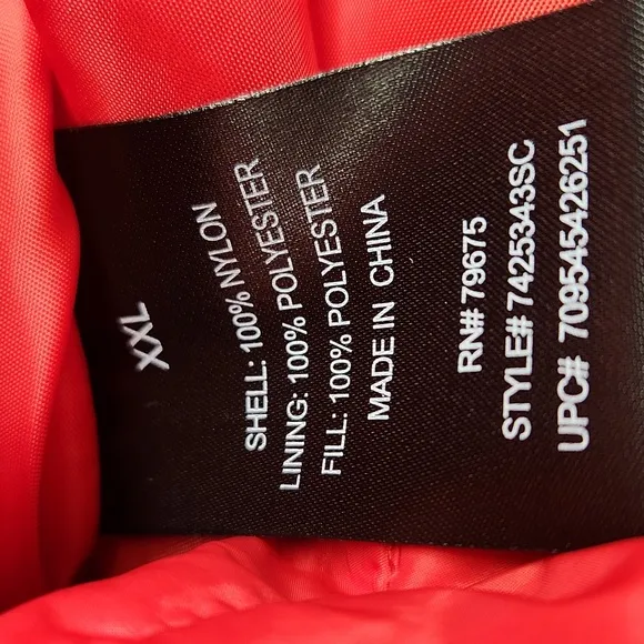 BCBG Woman's red premium performance puffer coat. Outerwear winter