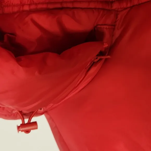 BCBG Woman's red premium performance puffer coat. Outerwear winter