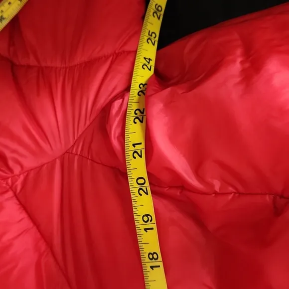 BCBG Woman's red premium performance puffer coat. Outerwear winter