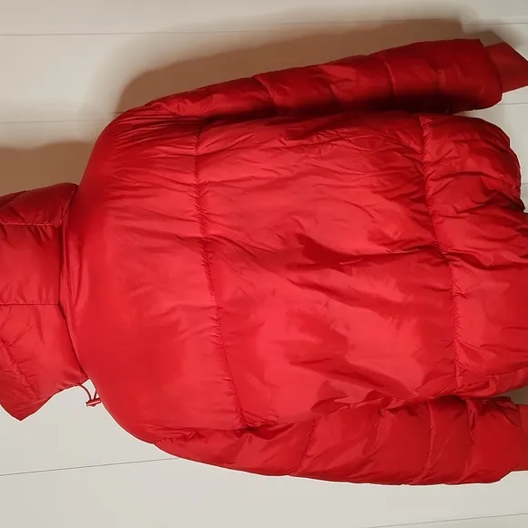 BCBG Woman's red premium performance puffer coat. Outerwear winter