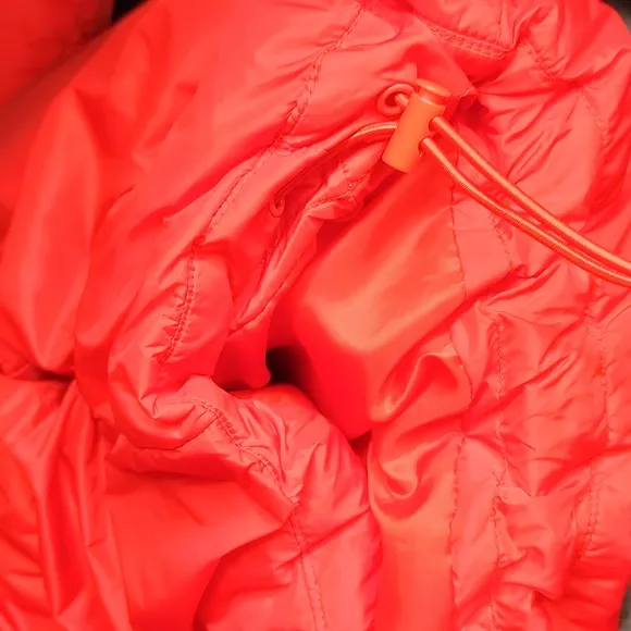 BCBG Woman's red premium performance puffer coat. Outerwear winter