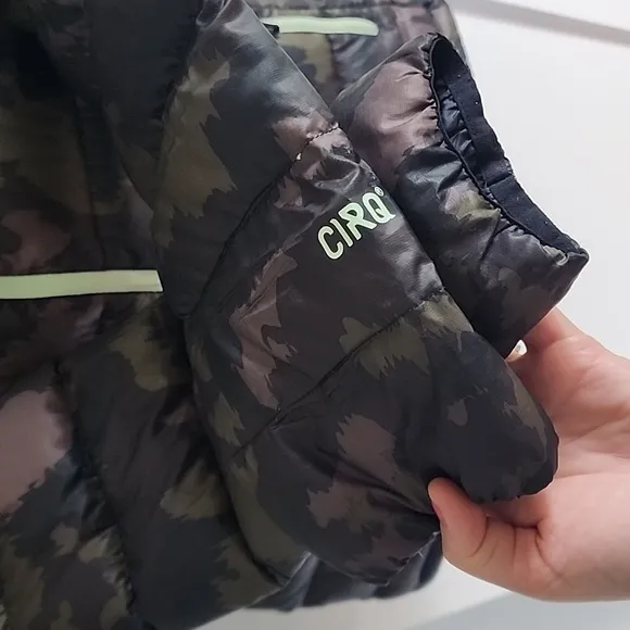 Cirq down winter puffer coat in camoflauge print size XL