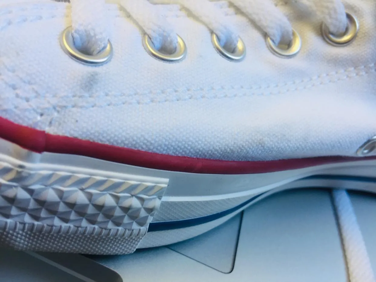 New Unisex Converse CHUCK TAYLOR ALL STAR LOW TOP in White, Men's Sz 11, Women's Sz 13! Right shoe has couple of minor scuff marks on inner side of shoe from shipping, may come out!