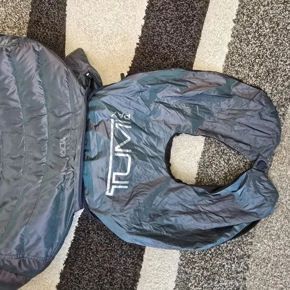 Tumi Core Pax Nylon Puffer Jacket in Chameleon green 80% down 20% feathers