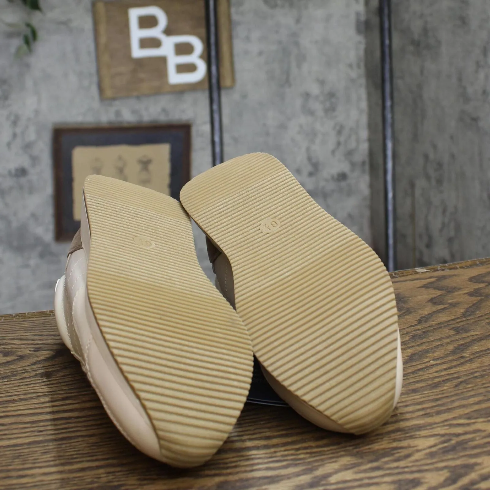 Universal Thread Courtney Sneakers Memory Foam Insole Light Beige Brown 6.5M